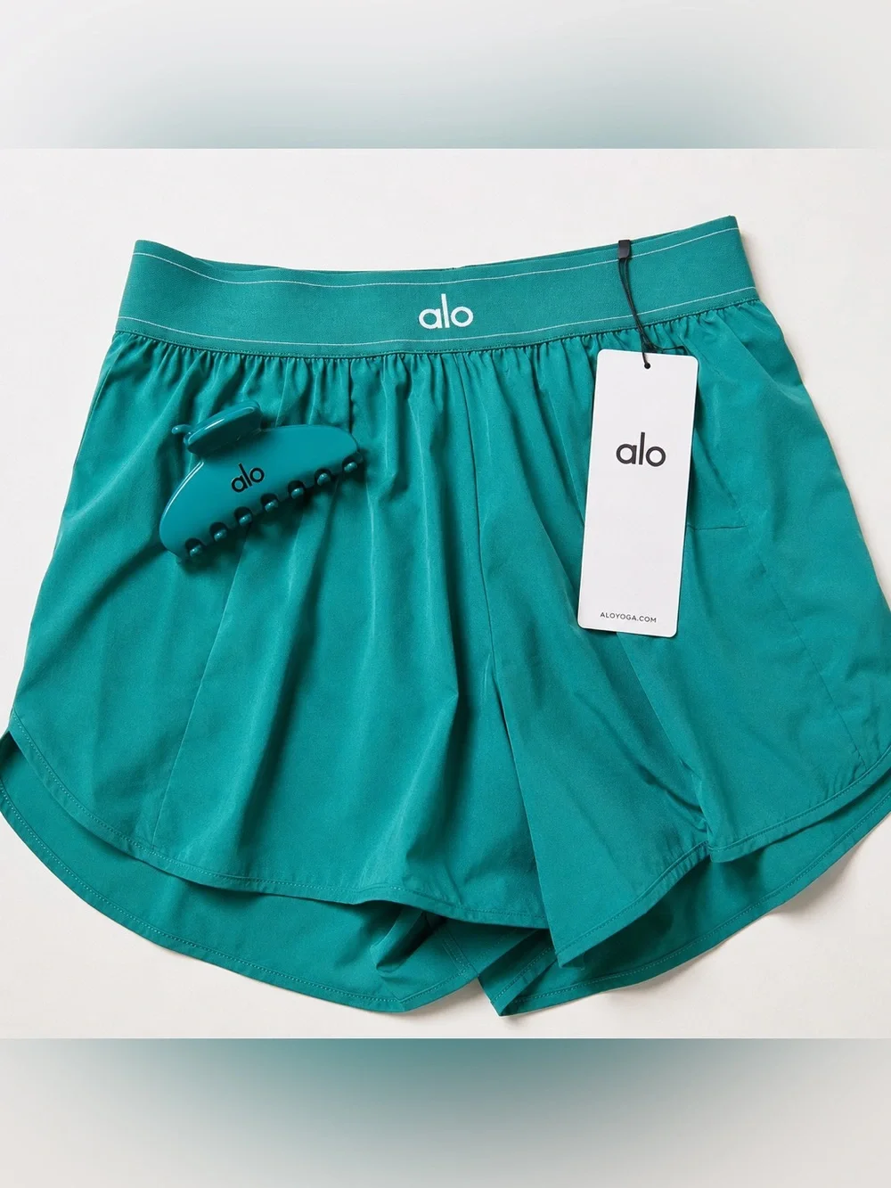 Alo Shorts + Clip in Emerald Isle Match Point Short 90s Claw Clip